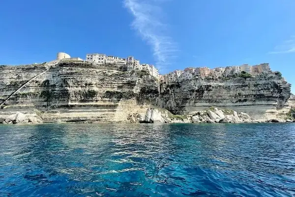 Vue de bonifacio en balade en bateau